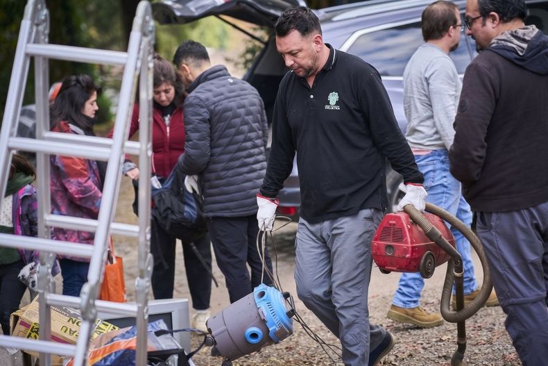 Hasta el domingo 18 de octubre, el Parque Saval reúne la feria y la campaña R-Conéctate, que recibe aparatos en desuso. La agenda del mes suma una ruta de reciclaje electrónico en el Maule, una campaña solidaria de botellas PET y el Foro REP 2026 en Santiago.