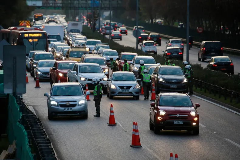 por cambiar de pista sin precaucion y causar choque debera pagar 2 millones a otro conductor quedo todo grabado por victima.webp