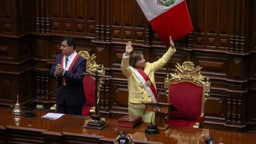 Dina Boluarte pide “una tregua política” al jurar como la primera presidenta de Perú
