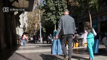 El Desconcierto | 19350 padre e hija comprando en el paseo ahumada.webp