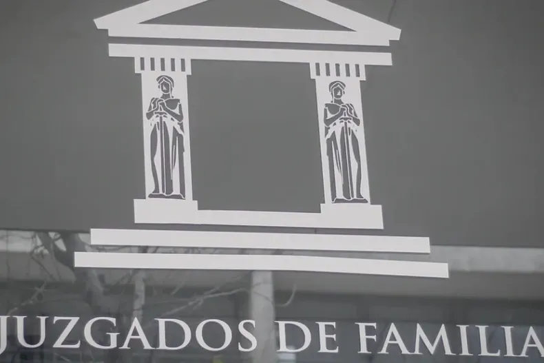 hombre consigue en tribunales anular arresto nocturno por deuda alimenticia inexistente su hijo habia sido adoptado.webp