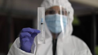 OMS: Suspender uso de vacuna de AstraZeneca ha sido una medida solo de precaución