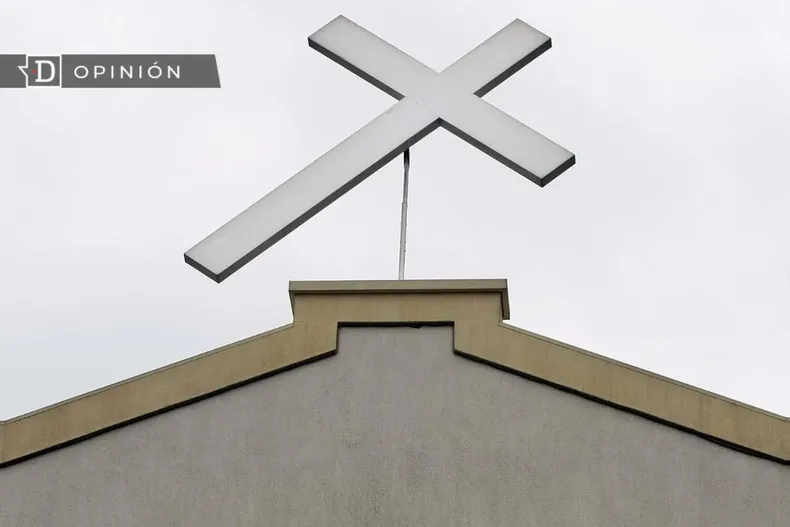 13493 cruz de la catedral evangelica en santiago.webp