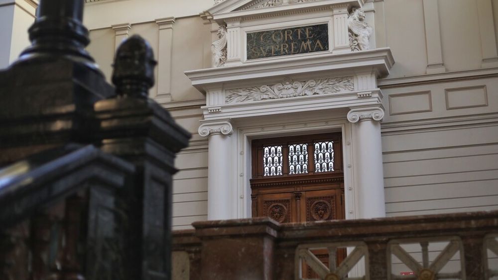 Venezolano fue expulsado de Chile por Migraciones: Suprema lo anula por tener familia en el país