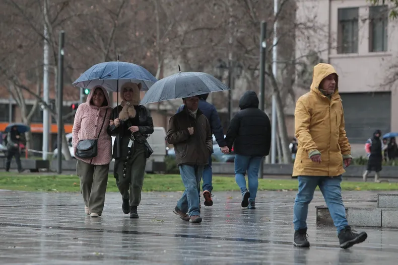 23120 lluvia en santiago viernes.webp