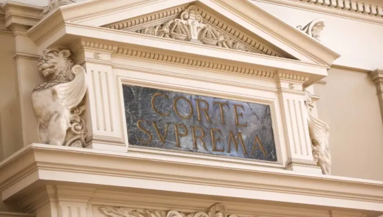 medica que teme que su expareja comparta fotos privadas de su celular pide a la justicia borrarlas y se lo deniegan.webp