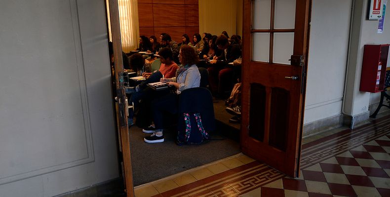 segun la ocde chile esta entre los paises donde ser universitario duplica los ingresos.jpg