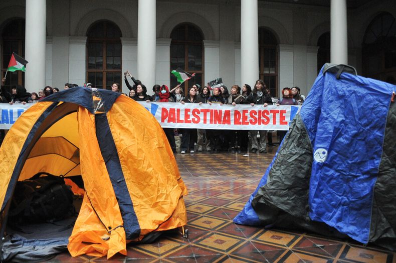 estudiantes de la chile pro palestina dejan de acampar tras dos meses y acusan a rectora.jpg