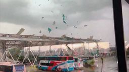 Formación tornádica en terminal de buses en Santiago