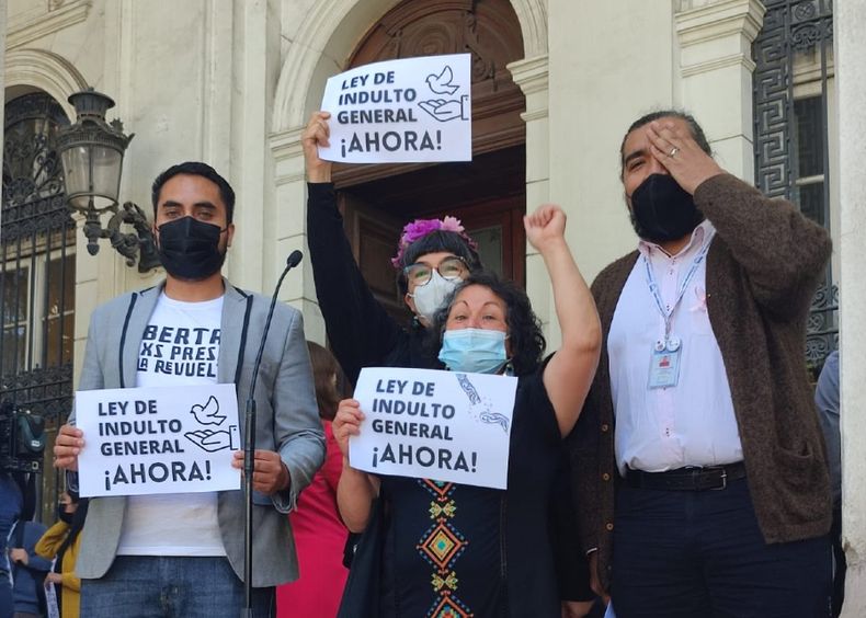 Familiares de presos de la revuelta se manifiestan junto a constituyentes.jpg