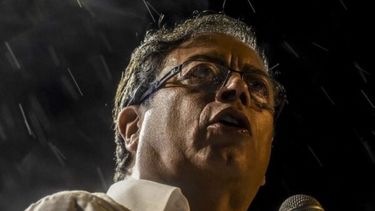 Ante las dos Colombias, Fico y Petro cierran sus campañas presidenciales