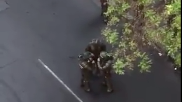 Prensa internacional publica a Carabineros esnifar drogas antes de enfrentar a los manifestantes