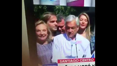 Toda la pantalla para él: Sebastián Piñera da empujones a Cecilia Morel en medio de conferencia de prensa