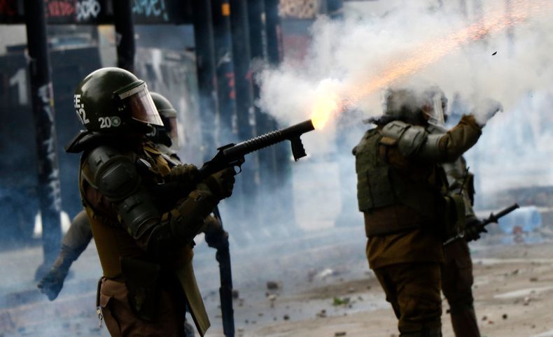 Carabineros disparando el 2019.jpg