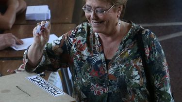 Presidenta Bachelet recibe ovación en local de votación en La Reina