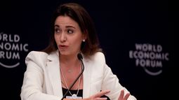 Activista venezolana Corina Machado hace el ridículo publicando falsa orden de detención del gobierno de Maduro