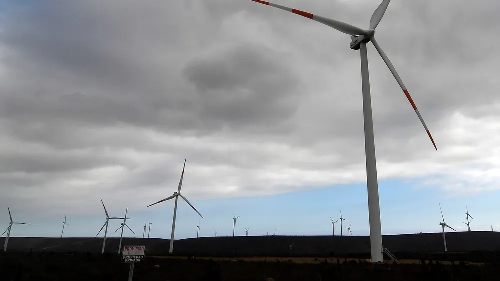 Medidores inteligentes y baterías multiuso: Proponen avances rápidos para que Chile deje de perder 20% de su energía limpia y evite apagones