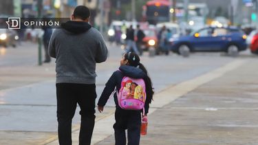 El Desconcierto | 6242 imagen de un padre caminando con su hija.jpg