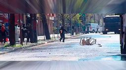 Cortes de tránsito por incidentes en Liceo Barros Borgoño con fuegos artificiales y molotov