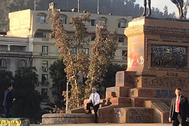 Pinera se fotografia en Plaza Dignidad en cuarentena.jpeg