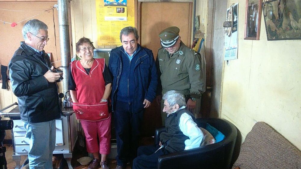A las urnas con 121 años: Celino Villanueva, el hombre más viejo del mundo, vota en Mehuín