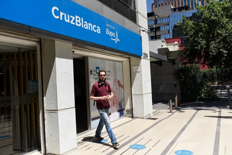 isapre ignoro fallos judiciales y nego cobertura a afiliada con esclerosis multiple deberan pagarle 90 millones.webp