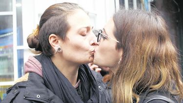 Fallo lesbofóbico en Argentina: Mujer que besaba a su pareja en lugar público fue condenada por resistirse a la autoridad