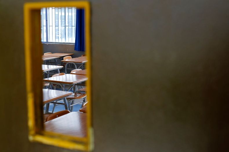 Imagen de una sala vacía a traves del vidrio de una puerta / Agencia Uno