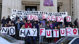 Huelga de docentes paraliza 57 universidades públicas de Argentina para reclamar un aumento salarial