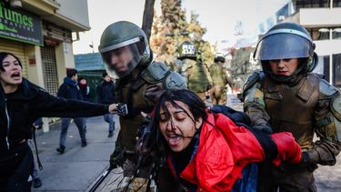 VIDEO| Registro muestra a carabinera golpeando en la cara a fotógrafa en medio de manifestaciones en el Instituto Nacional