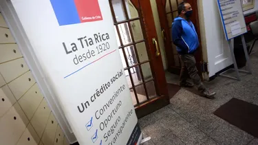 Golpe de Contraloría a la Tía Rica: Débil control permitió entregar $1.507 millones a delincuentes con antecedentes