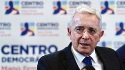 Expresidente colombiano Álvaro Uribe es condenado a 12 años de prisión domiciliaria