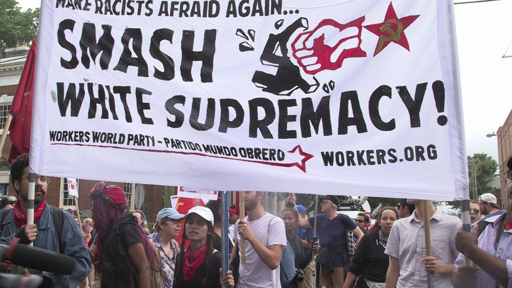 Lluvia de críticas cae sobre Donald Trump por su falta de condena a ataques de ultraderecha en Charlottesville