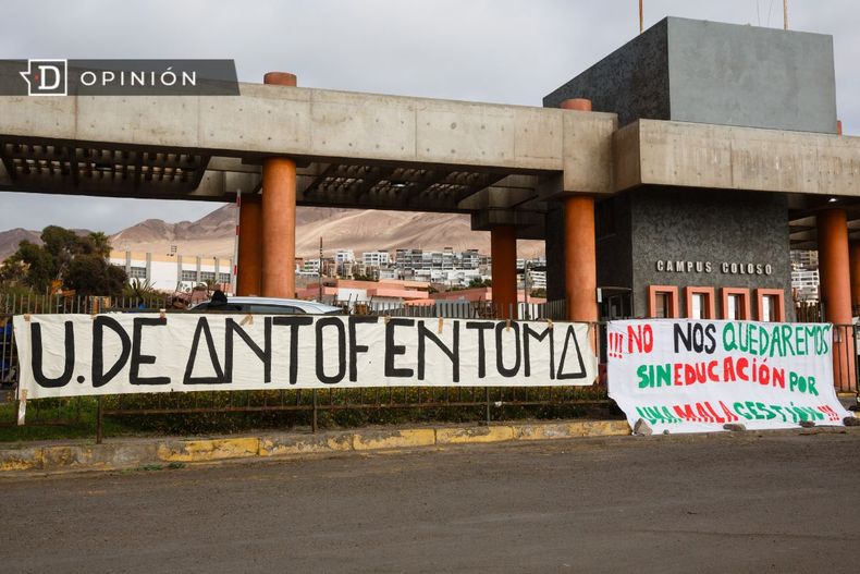 8501 imagen de afiches por toma en la entrada de la universidad d.jpg