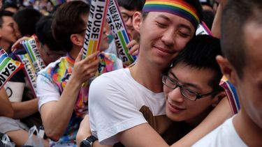 Taiwán es el primer país de Asia en legalizar el matrimonio igualitario y su presidenta celebra: El amor ganó