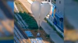 VIDEO| Insólito: Corea del Norte lanza globos con basura y otros desechos a Corea del Sur