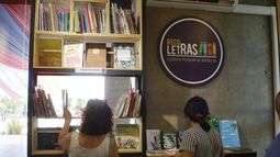 Revisa la tabla comparativa de precios de la nueva Librería Popular de Recoleta creada por Daniel Jadue