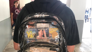 Tras tiroteo masivo: Obligan a alumnos de Parkland a usar mochilas transparentes para identificar objetos peligrosos