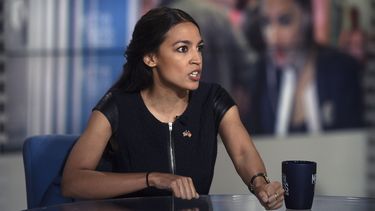 Congresista Alexandria Ocasio-Cortez buscará la implementación de un 100% de energías limpias en EE.UU.