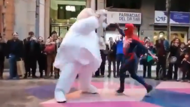 VIDEO| El inesperado pie de cueca entre el Sensual Spiderman y Dr. Simi en las calles de Santiago
