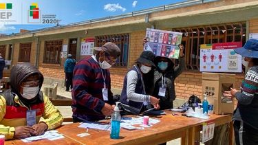 Detienen a dos personas por robar papeletas de votación en elección presidencial en Bolivia