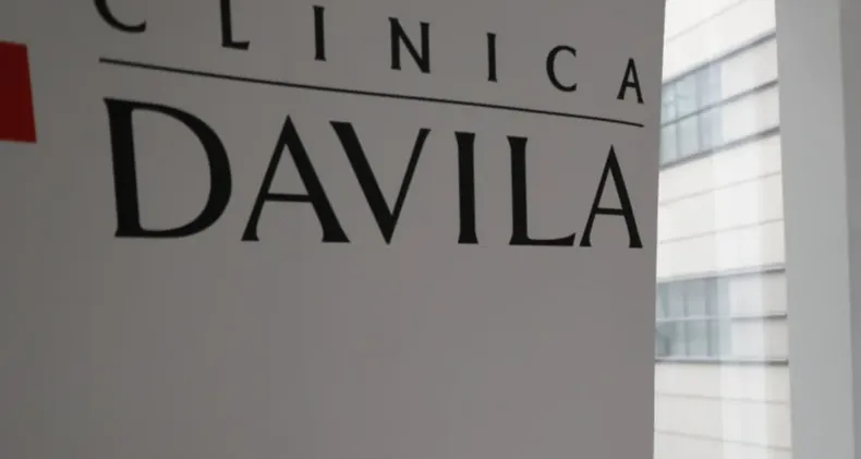 clinica davila exigio firmar pagare antes de atender a paciente de 66 anos con riesgo vital por trombosis 34 millones de multa.webp