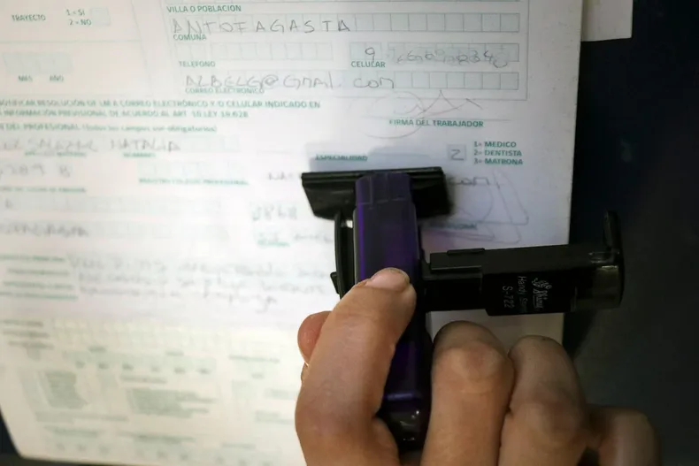 psiquiatra dio licencia de 30 dias sin fundamentos claros y ahora debera pagar multa de medio millon de pesos corte confirmo.webp