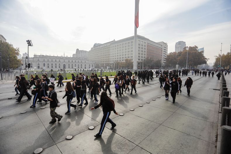 Movilización estudiantil por Alameda en el centro de Santiago - Agencia Uno