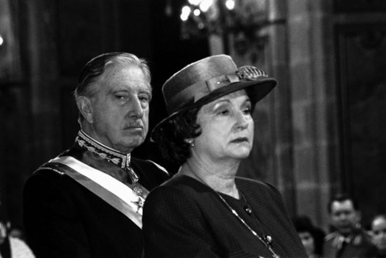 Pinochet y Lucia Hiriart.jpg