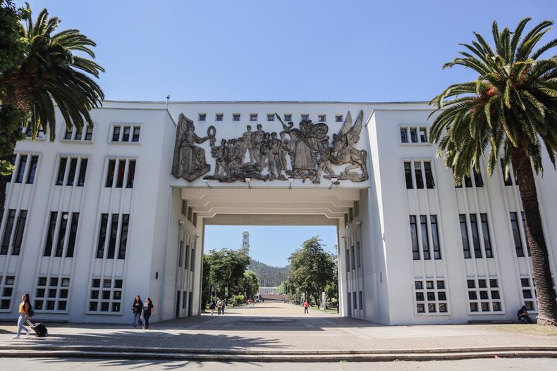 estudiante de magister recurrio a suprema para titularse a pesar de deuda  fue obligado a pagarla.jpg