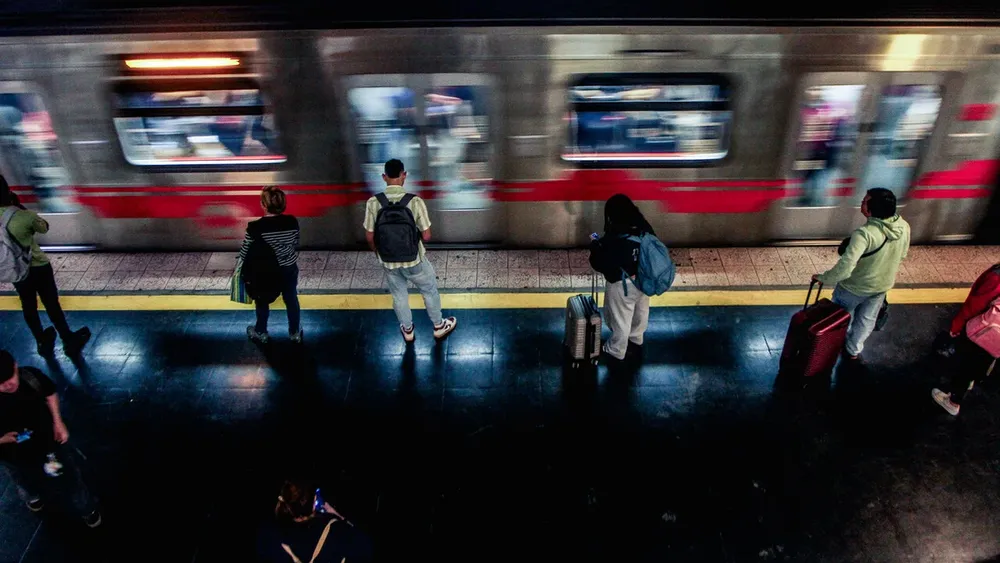 Metro de Santiago funcionará hasta las 2:30 am este sábado por la Teletón: Revisa las 11 estaciones