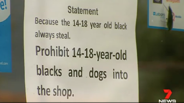 Prohibida la entrada a perros y negros: El polémico cartel del propietario de negocio en Australia