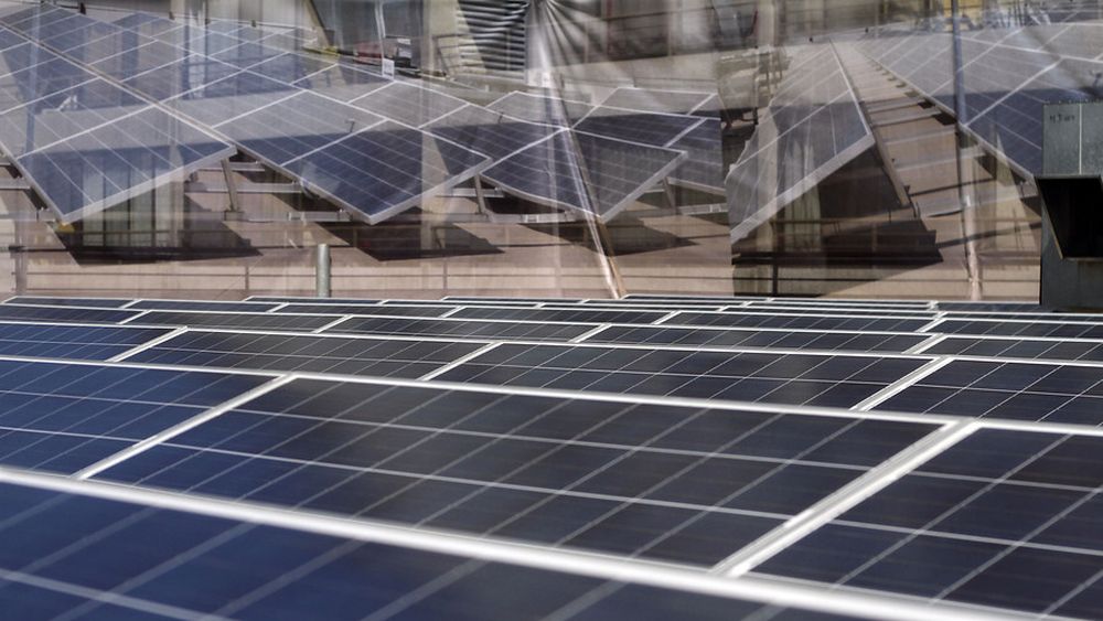 ¿Adiós generadores? Proyecto de subsidio eléctrico incluiría masivo financiamiento de paneles solares