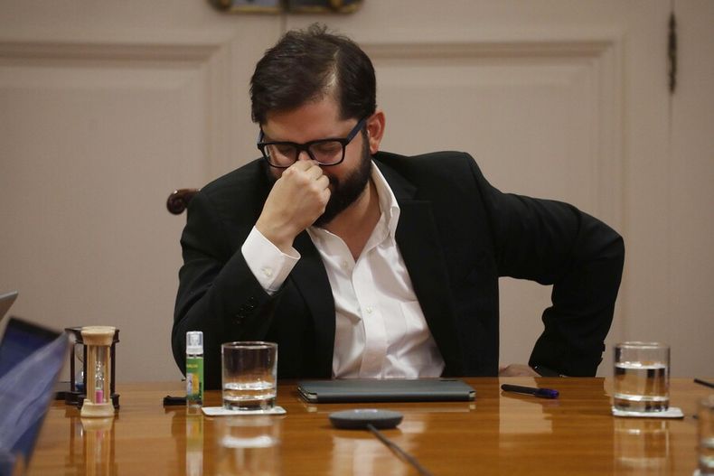 Presidente Gabriel Boric en su despacho en La Moneda.jpg